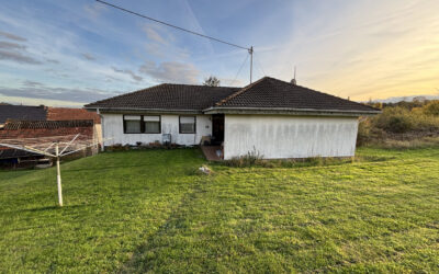 Freistehendes Bungalow mit Baugrund in Schmelz Ort zu Verkaufen